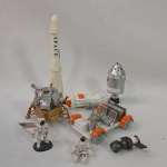 Lindo lote com veículos, astronautas e peças espaciais. No veículo tem a marcação da NewRay mas não sei confirmar se todas as peças são fabricadas pela marca. O foguete mede aprox. 14cm de altura