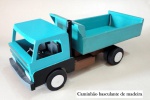 Colecionismo - brinquedo - Caminhão basculante de madeira, manufatura artesanal, mas muito bem feito. Manufaturado em madeira e com pintura. Caminhão em excelente estado de conservação. O caminhão mede 41,0 cm de comprimento X 17,0 cm de altura máxima x 14,3 cm de largura máxima.