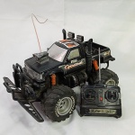 Pick up carro de controle remoto elétrico. Não testado. Acompanha controle. Pneus de borracha. O carro mede aproximadamente 39cm de comprimento.
