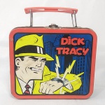 Lancheira antiga de lata com tema do Dick Tracy. Mede aproximadamente 14x12 cm. Fabricado na China. Não contem código de barra.