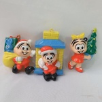 Turma da Mônica - 3 Lindos ornamentos de árvore de Natal com tema da personagem Monica. Não sei informar o fabricante. Medem aproximadamente 7,5cm de comprimento
