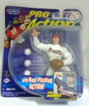 Major League Baseball  Greg Maddux -  Starting Lineup Pro Action  1998  item de coleção na embalagem fechada  miniatura íntegra  cartela com alguns sinais.