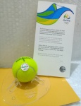 Martina Hingis - Memorabilia Oficial  Homenagem à 1ª edição dos Jogos Olímpicos realizados pela nação brasileira -  Rio 2016 - Bola de tênis #2, com base de acrílico (nº de série X4FFFJX), utilizada nas Quartas de Final, T. BACSINSZKY / M.HINGIS (SUI) X H.C.CHAN / Y.J.CHAN (TPE)  Tênis Duplas Feminino - item de coleção. Acompanha certificado de autenticidade com holograma e número de série.  A dupla foi medalhista de Prata nesta edição.