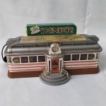 Telefone Lanchonete - Joes Diner Phone - Telemania Telephone Phone. Ausência de um corrimão na escadaria. A música está funcionando. O telefone precisa revisar (não está funcionando).