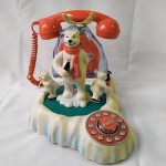 Telefone do Urso da Coca-Cola (Coca Cola Animated Polar Bear Telephone by Telemania). Não temos a Caixa. Acredito que falte uma garrafinha da mão do filhote de urso, muito fácil de se conseguir. O Telefone está discando e recebendo chamadas.