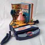 Telefone da Pepsi-Cola - Pepsi-Cola Lighted Dancing Couple Telephone Music Box. Ausência da mão esquerda do rapaz e duas garrafinhas de pepsi. O telefone está funcionando (Liga e recebe ligações). A campainha está baixa. Acompanha fonte de energia.