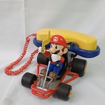 Telefone antigo - Lindo telefone temático com a figura do famoso personagem da Nintendo Super Mario em seu Kart. O volante e o raio não são originais. Mede 26cm de comprimento por 26cm de largura.