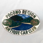 Maravilhoso emblema de capô para Carros antigos do Antique Car Club da região de Pocono nos Estados Unidos. Pintura esmaltada. Peça extremamente bonita e decorativa. Mede 11,5cm de comprimento.