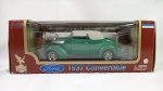 Ford 1937 Convertible - Carro miniatura diecast na escala 1/18 fabricado pela Yat Ming - Caixa original. Abre portas, capô e porta traseira. Pneus de borracha e as rodas giram com o movimento do volante
