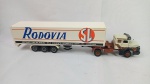 METALÚRGICA ARPRA - Lindo caminhão Mercedes Benz 1932 com carreta Baú de transportadora Rodovia. Conjunto todo fabricado pela saudosa Supermini Arpra. Diecast na escala 1/50. Pneus em borracha, as rodas giram e o cavalo abre as portas da cabine. O conjunto montado mede aproximadamente 34cm de comprimento. Ausência do encaixe do Baú no Cavalo.