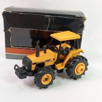 METALÚRGICA ARPRA - Lindo trator Valmet 980 4x4 Turbo - Miniatura escala 1/50 fabricado pela saudosa Supermini Arpra. Pneus de borracha - As rodas da frente giram.