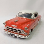 1953 Chevrolet Bel Air - Carro miniatura diecast na escala 1/24 fabricado pela JADA Toys. Pneus de borracha, rodas giram livremente, abre portas e capô