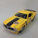 1970 Ford Mustang Boss 302 - Carro miniatura diecast na escala 1/24 fabricado pela Maisto. Pneus de borracha, rodas giram livremente, abre portas e capô