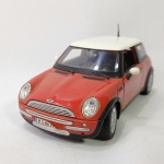 Mini Cooper - Carro miniatura diecast na escala 1/24 fabricado pela Maisto. Pneus de borracha, rodas giram livremente, abre portas e capô