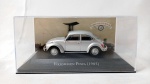 Volkswagen Fusca 1985. Carros Inesquecíveis do Brasil. Carrinho miniatura diecast escala 1/43. Na caixa e base originais