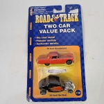 Maisto - Lindo Pack com 2 miniaturas de carros americanos da ford Classic, um 1956 Ford Thunderbird e um Ford Hot Rod 1934. Embalagem Lacrada, com alguns detalhes do tempo