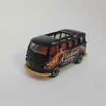 Volkswagen VW Kombi Transporter - miniatura diecast na escala 1/64 fabricado pela Matchbox. Não tem encarte. As rodas giram livremente
