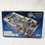 Sauber Mercedes C9 - Miniatura Kit de montagem na escala 1/24 fabricado pela Tamiya. Previamente montado. A caixa mede 29cm de comprimento