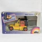 Siku Germany - Linda empilhadeira ou Forklift na escala 1/55 - Fabricada pela Siku na Alemanha. Os pneus são de borracha e as rodas giram livremente. OS garfos andam pro lado e o mecanismo sobe e desce. Mede com o garfo aproximdamente 18cm de comprimento