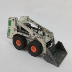 Brinquedo antigo / miniatura de uma BobCat 643 fabricada pela GAMA na Alemanha Oriental - Mexe a altura dos braços e bascula a pá. Mede 14cm de comprimento abaixada. As rodas giram livremente.