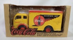 Coca Cola - Lindo caminhão 1949 White Delivery Truck - Miniatura diecast na escala 1/33. É também um cofre. Mede aproximadamente 20cm de comprimento. Contem a chave de abertura do cofrinho. Caixa original e contém os retrovisores para montar. Fabricado pela Tonkin.