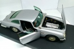 Miniatura Chrono Aston Martin DB5 1963 Bond Silver escala 1/18  na base sem a tampa acrílica e sem a caixa - manuseada  (obs: maçaneta da porta direita quebrada (acompanha  o pedacinho da maçaneta)  e pintura no estado