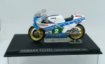Miniatura Moto Yamaha TZ250L  Christian Sarron  1984  escala 1:24 - item de coleção na embalagem original  miniatura íntegra.