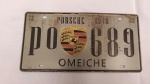 38. Placa de metal em alto relevo com emblema da PORSCHE. A peça retro, com estilo envelhecido, traz a data 1948, ano em que fabricou seu primeiro carro esportivo. Mede 30x15cm. 