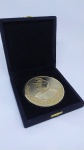 Enorme Medalha PERSONALIDADE CHICO LANDI, no estojo original. Uma homenagem da Confederação Brasileira de Automobilismo aos que se dedicam à grandeza do Automobilismo Brasileiro, datada de 2011. Mede aproximadamente 09 centímetros de diâmetro.