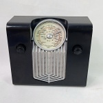 Lindo Radio antigo em miniatura - Funciona com 2 pilhas (mandaremos um vídeo do funcionamento via whatsapp para o vencedor). Mede 12cm de largura x 10,5 de altura.