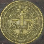 Peso de Papel em Bronze do Tribunal de Justiça do Estado de São Paulo, na base de madeira.