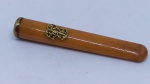 MEMORABILIA FUMAGEIRA - Maravilhosa Piteira em Ouro (sem testes) e Ambar, com um Monograma também em ouro fixado no ambar.