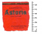 Colecionismo - Rótulo dos Cigarros `Astoria`, muito provavelmente anos 40. Cigarros de manufatura da Souza Cruz, do Rio de Janeiro. O rótulo foi recortado, ao estilo `figurinha` (fotos 1 e 2) e mede 6,7 cm X 6,2 cm. Rótulo em bom estado de conservação, papel ainda sólido.
