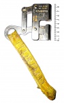 Curiosidade - Peça metálica articulada de uso desconhecido. Acredita-se que tenha ligação ao uso em rapel. A peça mede 8,7 cm de comprimento e 12,3 cm de largura máxima.