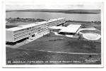Colecionismo/cartão postal - Cartão postal fotográfico da Brasília, Distrito Federal. Vista aérea do Palace Hotel. Cartão dos anos 60. O cartão mede 9,0 X 14,0 cm. 