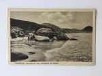 COLECIONISMO - Antigo cartão postal da SALA DAS PEDRAS na praia de Pitangueiras no Guarujá.