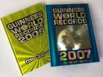 COLECIONISMO - Duas edições coloridas e ilustradas do famoso GUINESS WORLD RECORDS. Uma delas acompanha óculos 3D