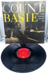 (IMPORTADO) LP Disco de Vinil - Count Basie And His Orchestra - Count Basie Classics By The Great Count Basie Band. Capa com fitas adesivas nas bordas. Disco em ótimo estado. (Jazz)
