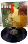 (IMPORTADO) LP Disco de Vinil - Oscar Peterson - Plays The Cole Porter Song Book. Capa com leve desgaste e disco em bom estado. (Jazz)