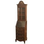 Elegante bookcase estilo inglês em mogno lustrado. Tampo reclinável revelando interior com gavetinhas e escaninhos. Caixa retangular apresentando quatro gavetas superpostas. Alçada reta com porta envidraçada e prateleiras internas. Frontão recortado em arco com frisos em degraus. Saia inferior com pés recurvos. 198 x 46 x 40 cm. Aberto 66 cm.
