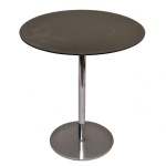 Mesa lateral de forma circular de ferro com pintura em preto. Séc. XX. 55 x 50 cm.