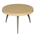 Mesa lateral de forma circular em madeira.  Tampo apoiado em três pernas arqueadas. 45 x 70 cm.