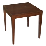 Modelo Duo / Made in Italy. Séc. XX - Mesa lateral de forma quadrangular em madeira (imbuia escurecida). Tampo de linhas retas apoiado em quatro pernas. 60 x 66 cm.