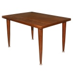 Mesa lateral em madeira apresentando tampo retangular apoiado em quatro pernas retas. Ponteiras em metal. 79 x 120 x 95 cm.
