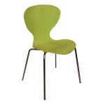 Cadeira de formas curvilíneas de polietileno na cor verde. Pés em aço cromado. 82 x 43 x 40 cm.