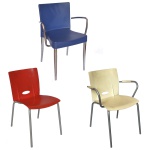 Modelo Inge. Made in Italy. Séc. XX. Conjunto de três cadeiras em polipropileno, sendo duas com braços. Cores diferentes. Braços e pés cromados. 78 x 49 x 45 cm.