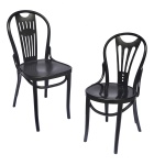 Made in Italy. Séc. XX  Conjunto de duas cadeiras com estrutura em alumínio na cor preta. Assento quadrado (89 x 38 x 41 cm). Assento redondo (88,5 x 41 x 41 cm).