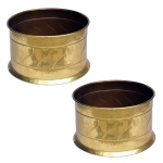 Made in Italy - Par de floreiras de latão dourado, redondas com rodinhas. Novas. Sem uso. 31 x 47 cm / 29 x 47 cm. Uma sem rodinhas.