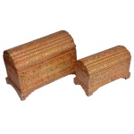 Conjunto de dois baús Birmanos em madeira policromada e dourado escurecido, com incrustações de pedras lustrini. 35 x 50 x 29 cm / 25 x 40 x 19 cm.