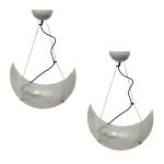 Modelo Lua / Made in Italy. Séc. XX  Par de luminárias pendentes em vidro artístico de Murano acidado. Altura regulável. 27 x 38 x 14 cm. Haste inteira chegando 100 cm de altura total. 110 V.